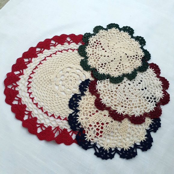 Vintage Doilies. Set of 4. Christmas holiday themed. Hand crafted. Varied sizes - Picture 2 of 11